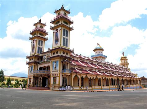 Cao Dai Tempel - Ett Mystiskt Religiöst Förtält I Östliga Mekongdeltaet!