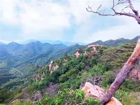  Qianshan National Forest Park - En vacker oas med mäktiga berg och frodig vegetation!