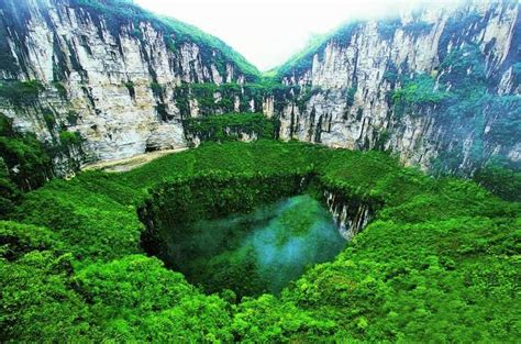 Wangdongtian Tiankeng, En Gigantisk Naturlig Grott med Mystiska Föhnar!